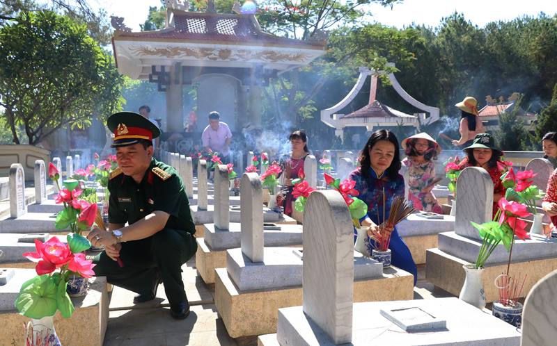 Mơ đang khấn trong khuôn viên nghĩa trang tốt hay xấu?