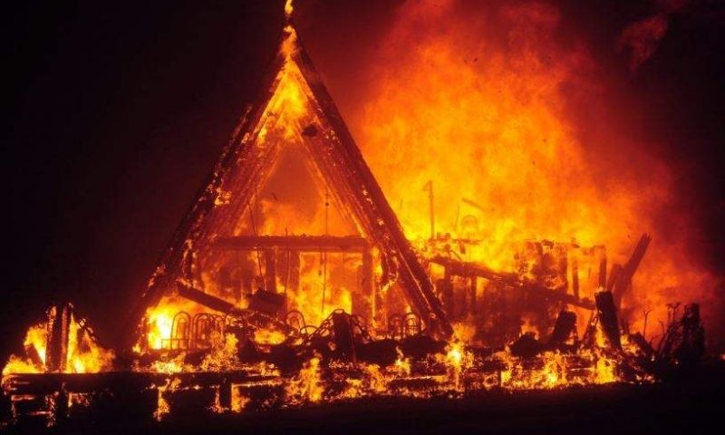 Chiên về một dãy nhà liền nhau đang cháy