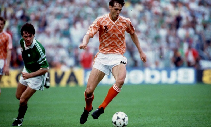 Cầu thủ Marco Van Basten mặc số 9 trong bóng đá
