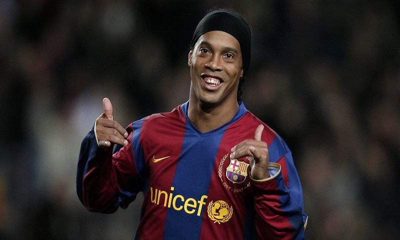 Số áo của Ronaldinho là bao nhiêu?