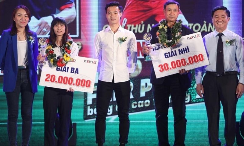 Fair Play là gì - Văn Toàn sau khi nhận giải vào năm 2017 đã trao lại phần thưởng cho người xếp hạng ba